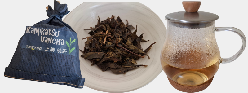 上勝阿波晩茶の茶葉と実際にいれたときのティーポットに入っている黄金色のお茶の写真